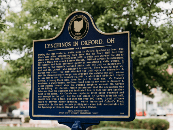 A blue sign with the words lynchings in oxford, oh.